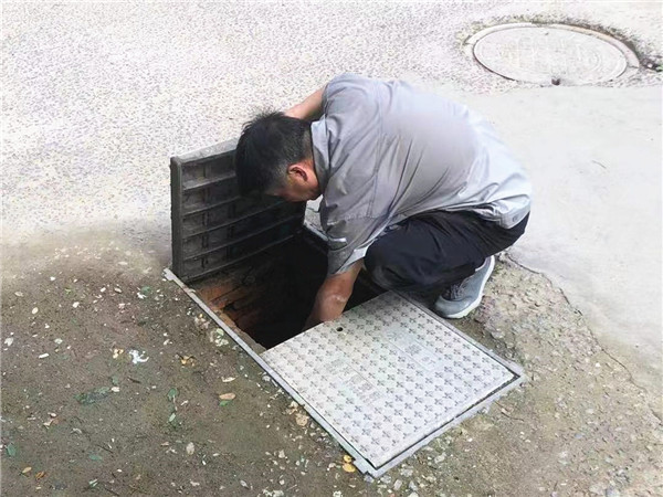 临湖丽舍管理处工程人员清理下水道口垃圾 临湖丽舍管理处工程人员清理下水道口垃圾