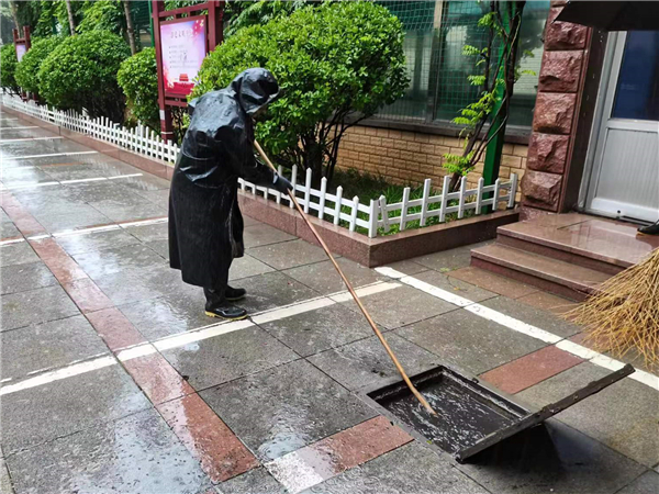 2022年8月9日省政协管理处绿化保洁员雨中疏通排水井 2022年8月9日省政协管理处绿化保洁员雨中疏通排水井