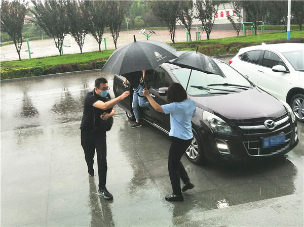 应急保障中心项目8月9日客服部雨中迎接业主 应急保障中心项目8月9日客服部雨中迎接业主
