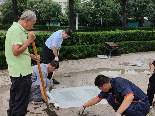 停雨间隙快速对路面进行抢修 停雨间隙快速对路面进行抢修